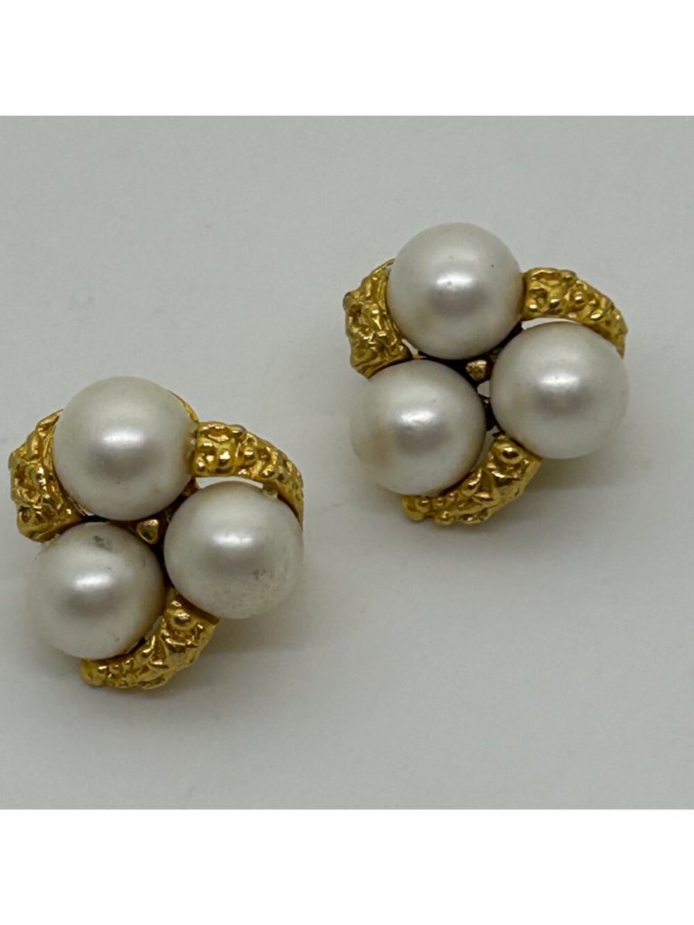 Faux Pearl Cluster Clip-On Earrings Textured Gold-Tone Three Bead Retro Vintage - Picture 6 of 8